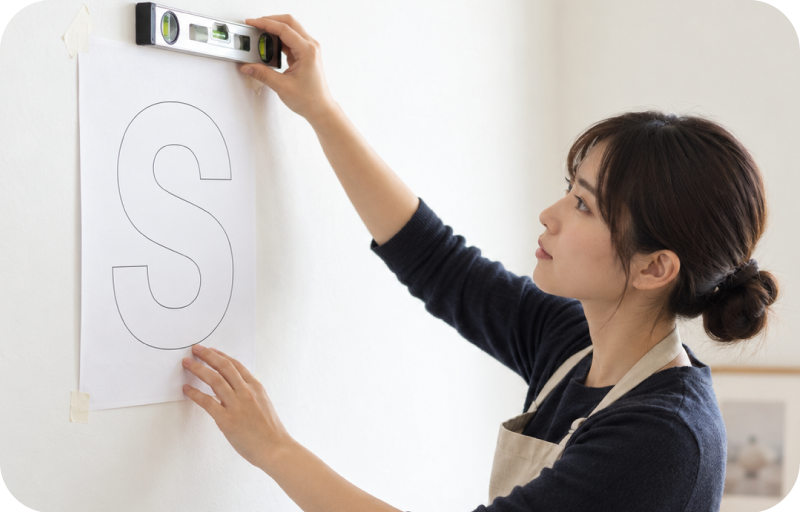 原稿を、壁に貼る。