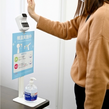 日本製 非接触 卓上型 検温スタンド 500ml ハンドジェル付き 掲示板付き コンパクト 手指消毒 殺菌消毒 手指衛生 感染予防 温度検知 温度測定 衛生用品 事務所 病院 医療機関 あす楽 送料無料 aps-d60-ahj1